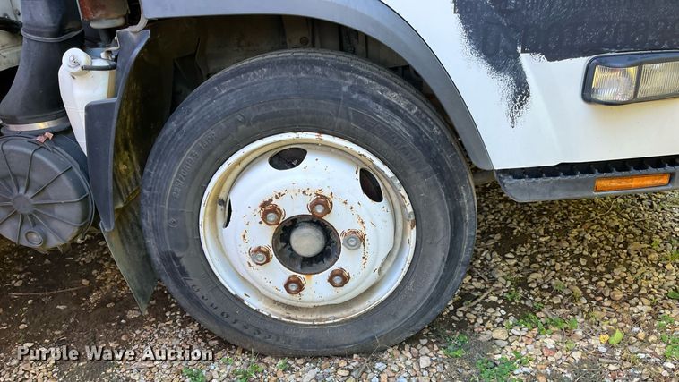 image for item DH8595 2013 Isuzu NRR  refrigerated truck