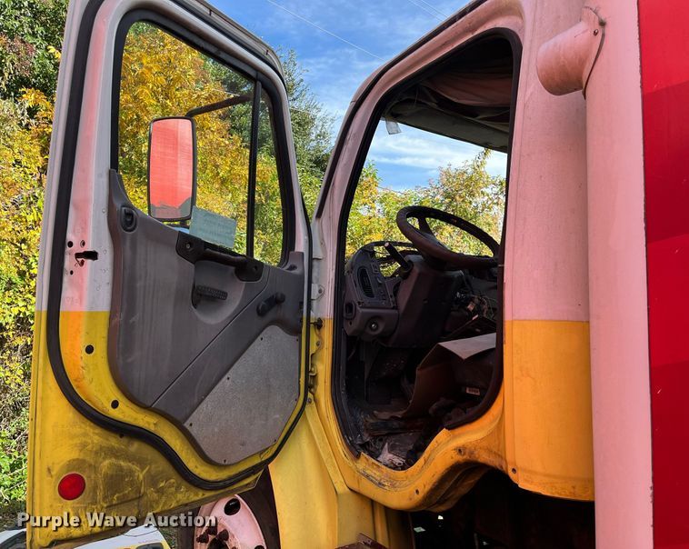 image for item DH8596 2007 Freightliner Business Class M2  refrigerated truck