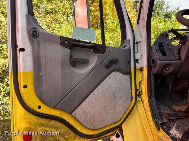 image for item DH8596 2007 Freightliner Business Class M2  refrigerated truck