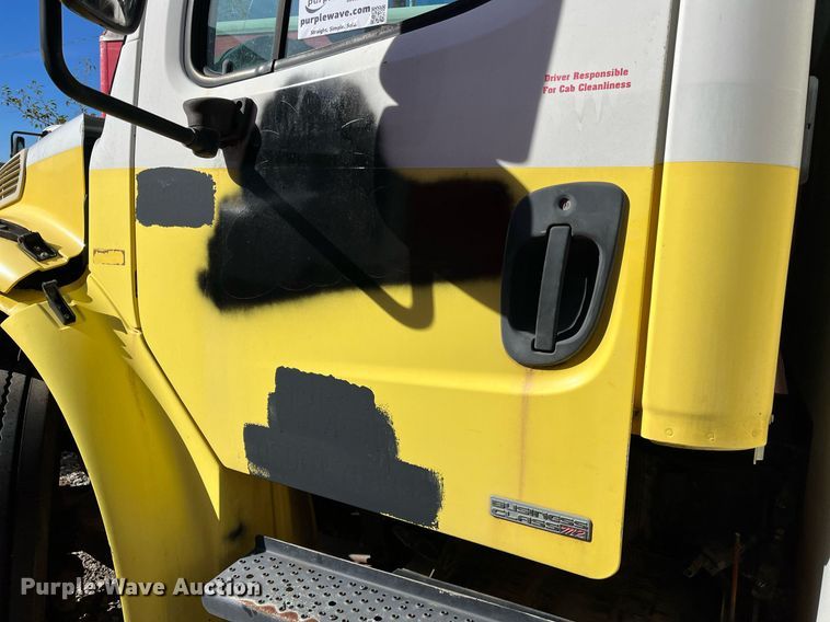 image for item DH8597 2004 Freightliner Business Class M2  refrigerated truck