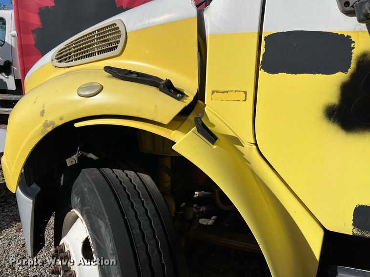 image for item DH8597 2004 Freightliner Business Class M2  refrigerated truck