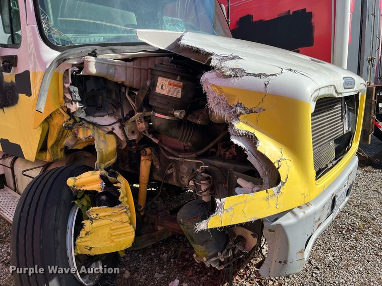 image for item DH8597 2004 Freightliner Business Class M2  refrigerated truck