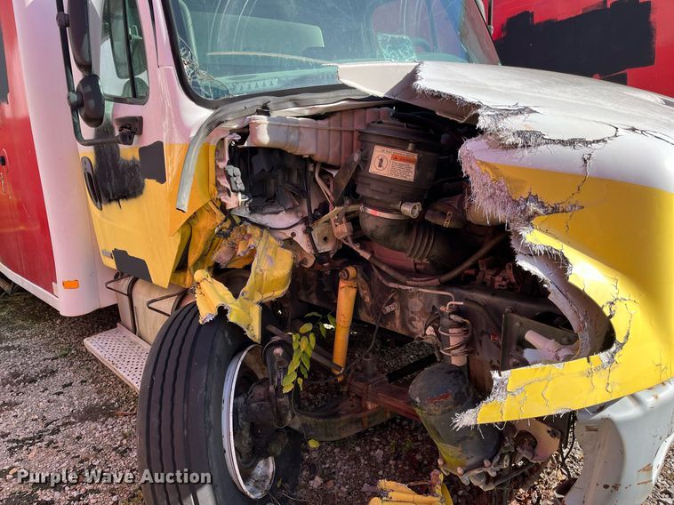 image for item DH8597 2004 Freightliner Business Class M2  refrigerated truck