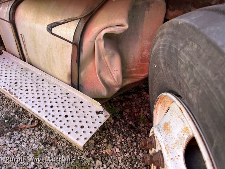 image for item DH8597 2004 Freightliner Business Class M2  refrigerated truck