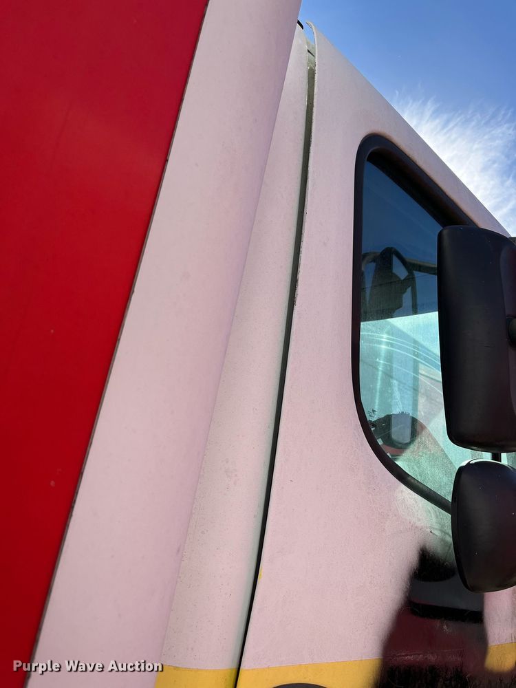 image for item DH8597 2004 Freightliner Business Class M2  refrigerated truck