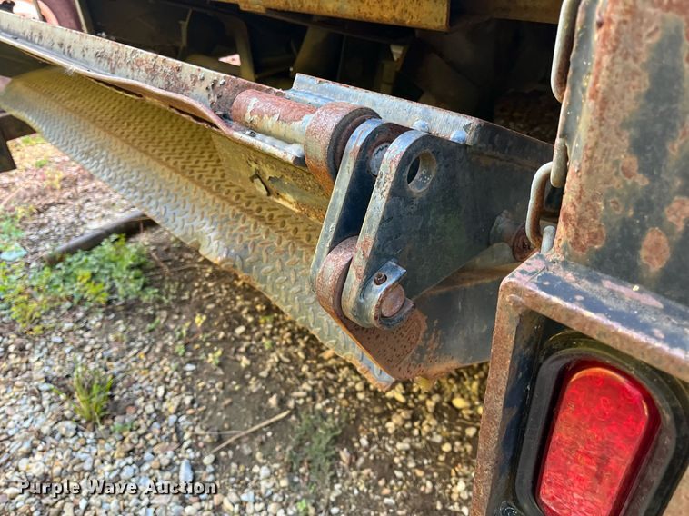 image for item DH8597 2004 Freightliner Business Class M2  refrigerated truck