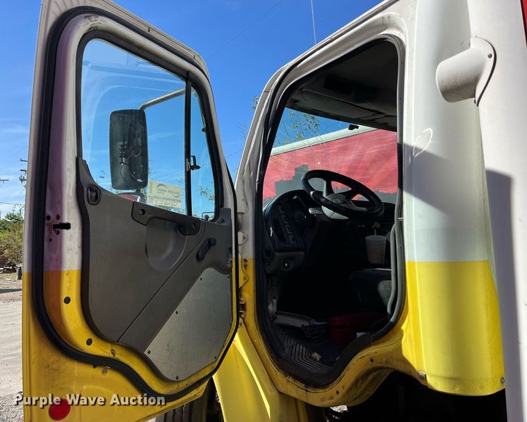 image for item DH8597 2004 Freightliner Business Class M2  refrigerated truck