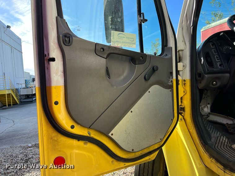 image for item DH8597 2004 Freightliner Business Class M2  refrigerated truck