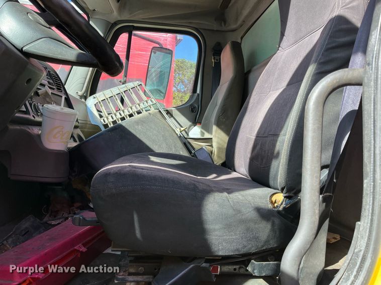 image for item DH8597 2004 Freightliner Business Class M2  refrigerated truck