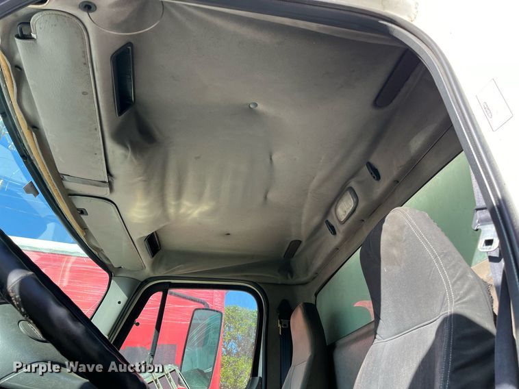 image for item DH8597 2004 Freightliner Business Class M2  refrigerated truck