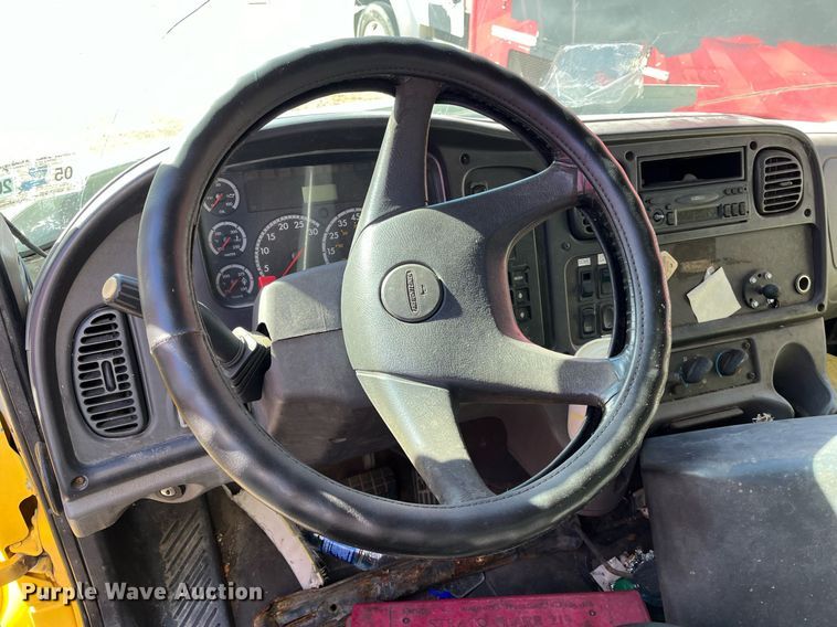 image for item DH8597 2004 Freightliner Business Class M2  refrigerated truck