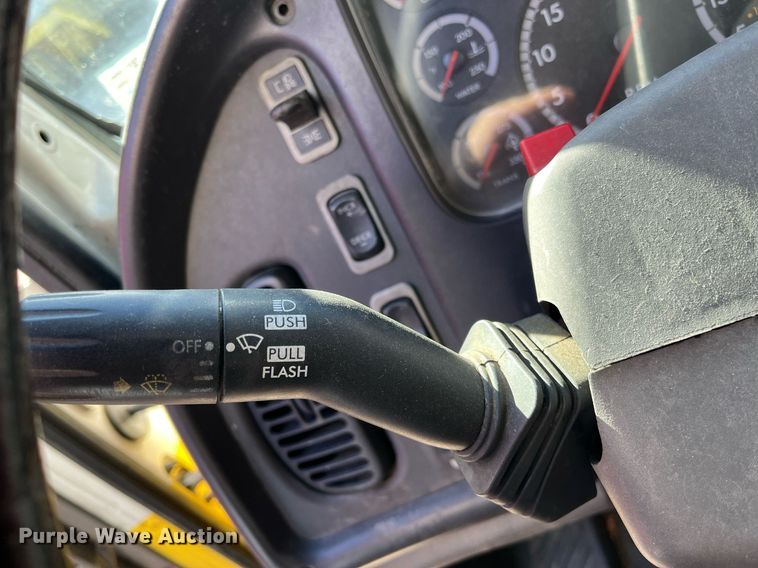 image for item DH8597 2004 Freightliner Business Class M2  refrigerated truck