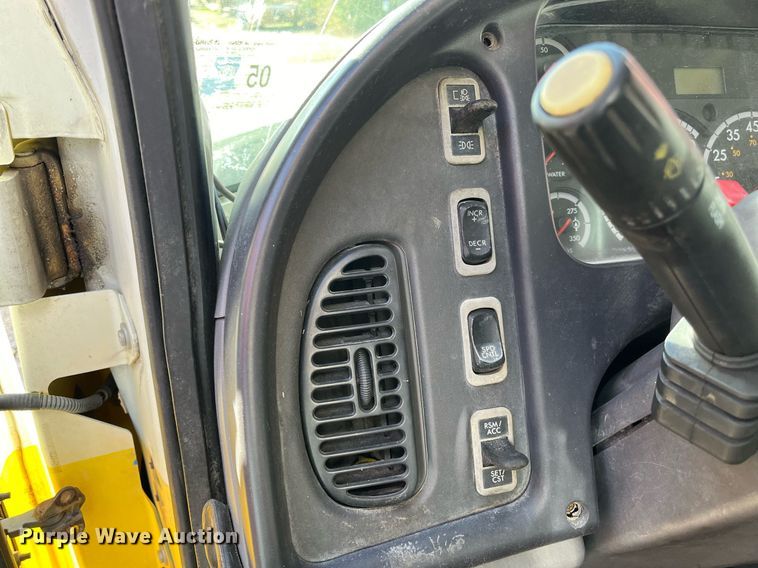 image for item DH8597 2004 Freightliner Business Class M2  refrigerated truck