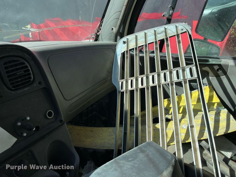 image for item DH8597 2004 Freightliner Business Class M2  refrigerated truck