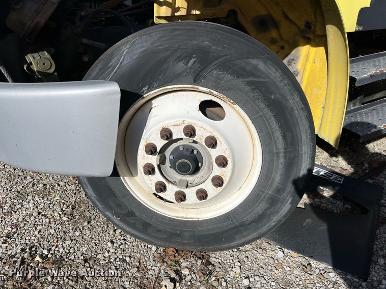 image for item DH8597 2004 Freightliner Business Class M2  refrigerated truck