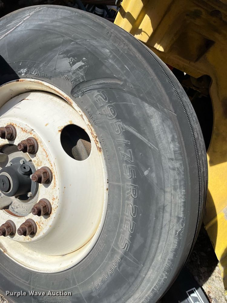 image for item DH8597 2004 Freightliner Business Class M2  refrigerated truck