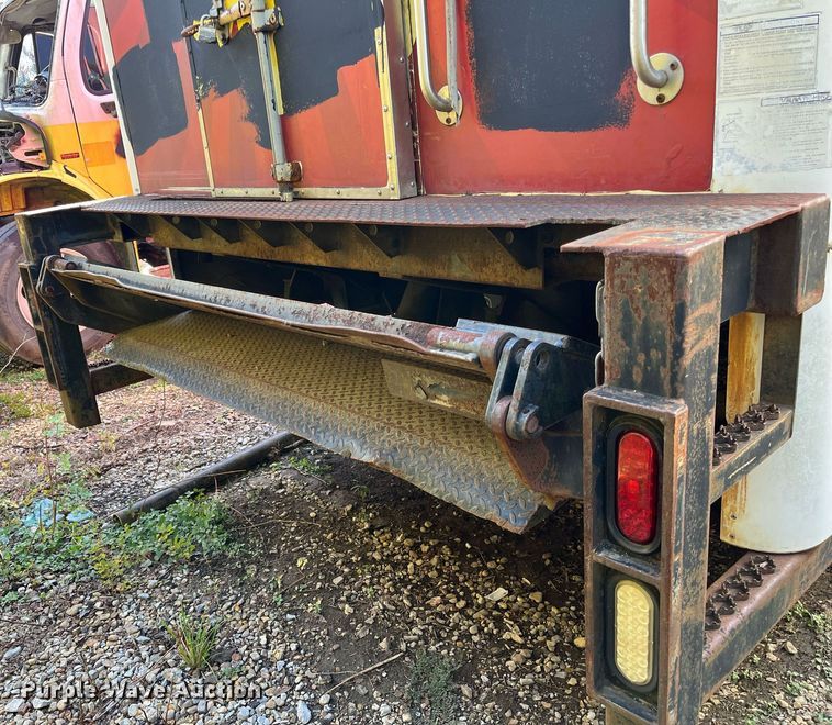 image for item DH8597 2004 Freightliner Business Class M2  refrigerated truck