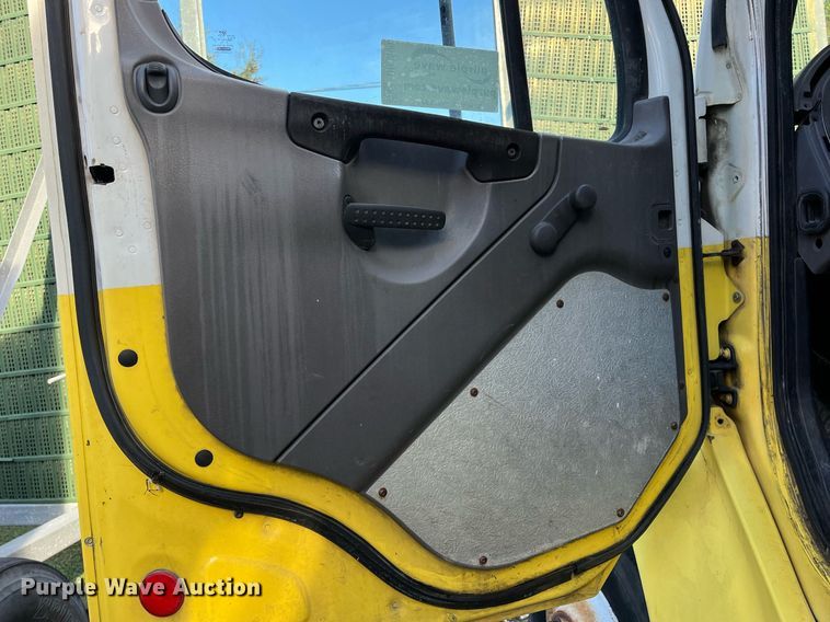 image for item DH8599 2004 Freightliner Business Class M2  refrigerated truck