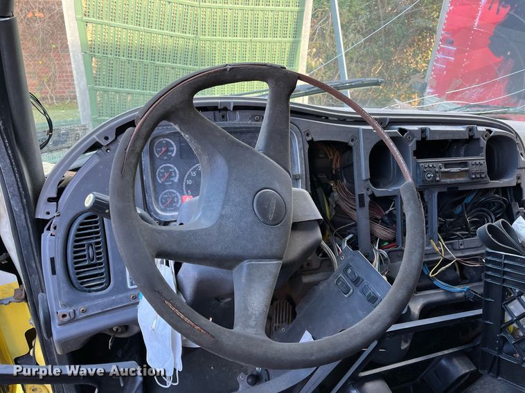 image for item DH8599 2004 Freightliner Business Class M2  refrigerated truck