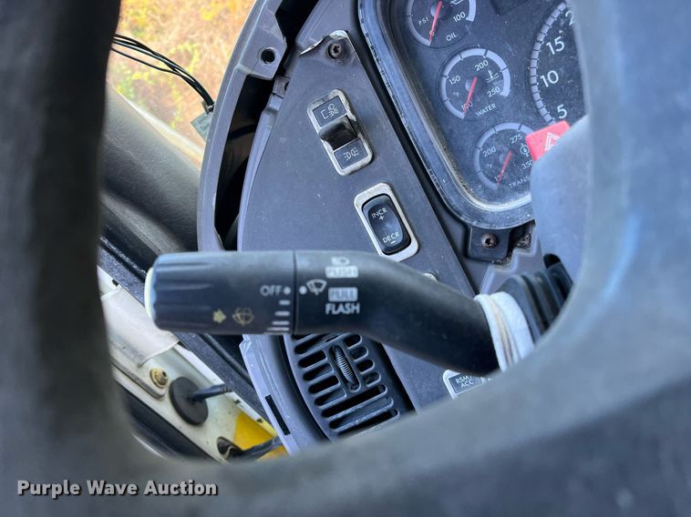 image for item DH8599 2004 Freightliner Business Class M2  refrigerated truck