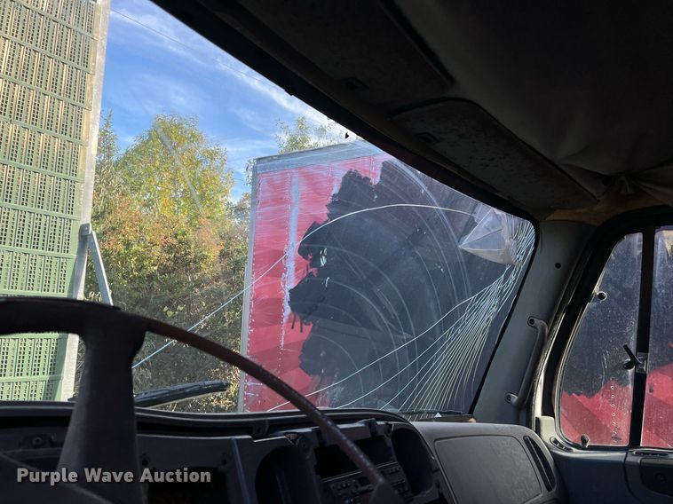 image for item DH8599 2004 Freightliner Business Class M2  refrigerated truck