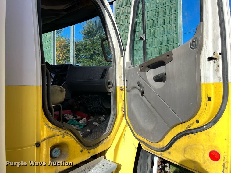 image for item DH8599 2004 Freightliner Business Class M2  refrigerated truck