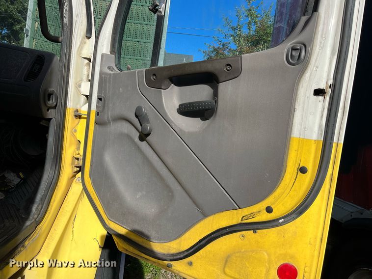 image for item DH8599 2004 Freightliner Business Class M2  refrigerated truck