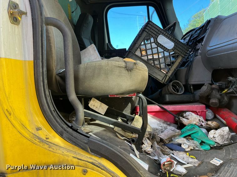 image for item DH8599 2004 Freightliner Business Class M2  refrigerated truck