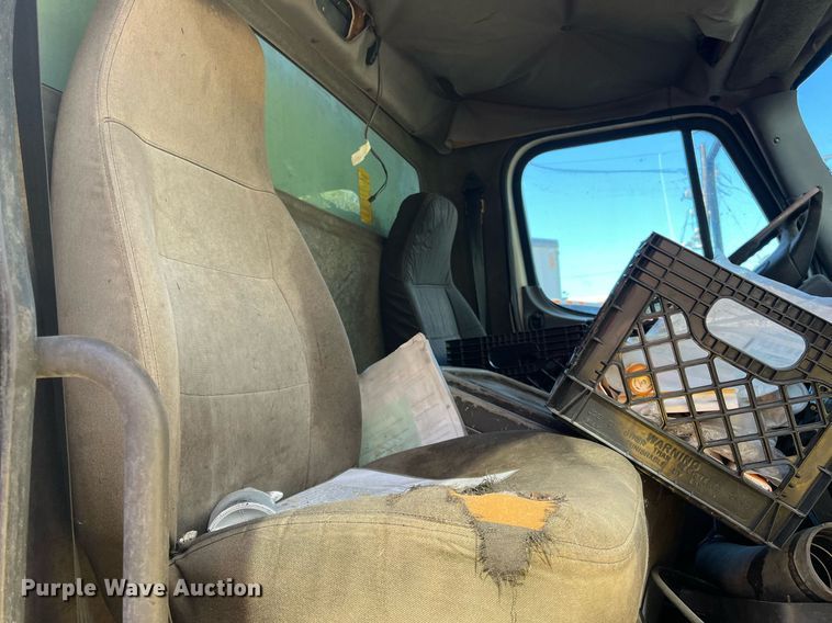 image for item DH8599 2004 Freightliner Business Class M2  refrigerated truck