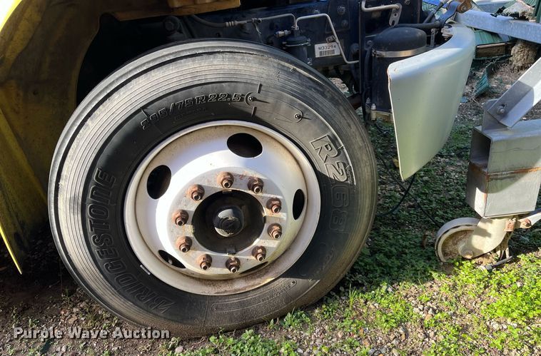 image for item DH8599 2004 Freightliner Business Class M2  refrigerated truck