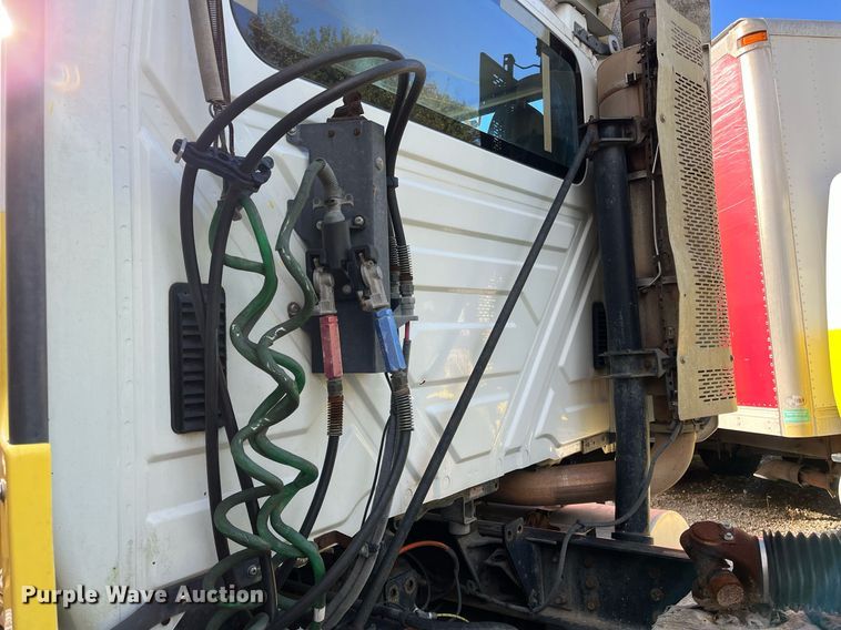 image for item DH8600 2009 International ProStar  semi truck