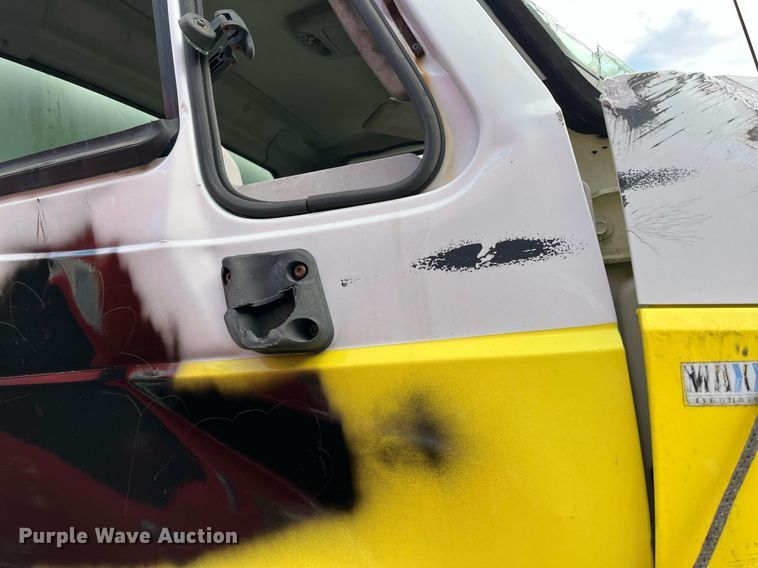 image for item DH8601 2011 International DuraStar 4300  refrigerated truck