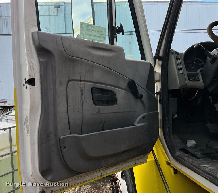 image for item DH8601 2011 International DuraStar 4300  refrigerated truck