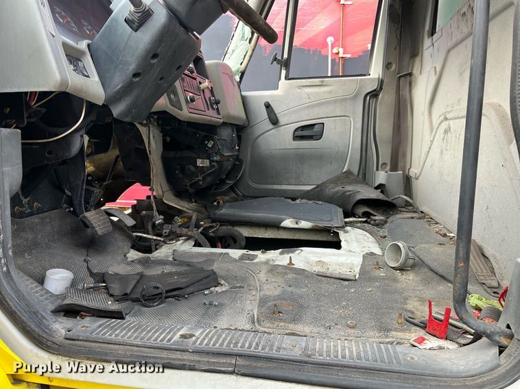 image for item DH8601 2011 International DuraStar 4300  refrigerated truck