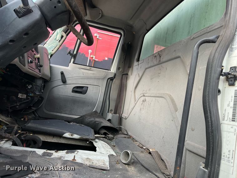 image for item DH8601 2011 International DuraStar 4300  refrigerated truck