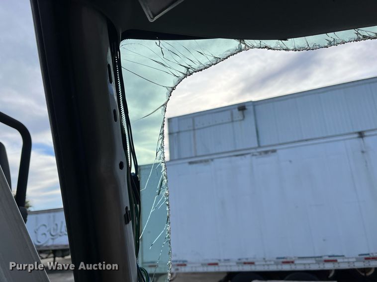 image for item DH8601 2011 International DuraStar 4300  refrigerated truck