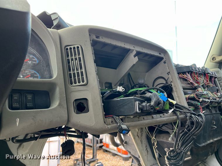 image for item DH8602 2011 International DuraStar 4300  refrigerated truck