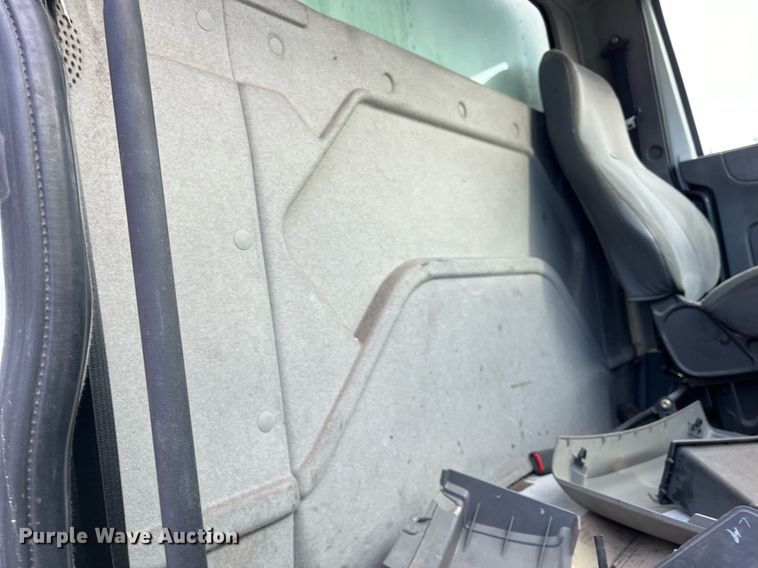 image for item DH8602 2011 International DuraStar 4300  refrigerated truck