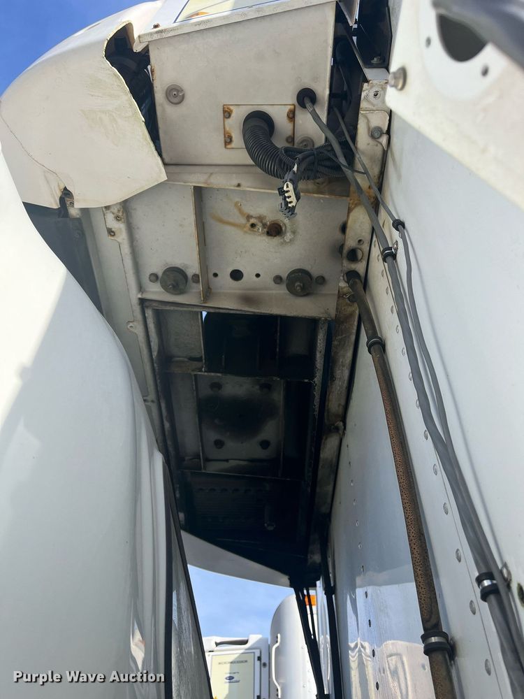 image for item DH8603 2013 Isuzu NRR  refrigerated truck