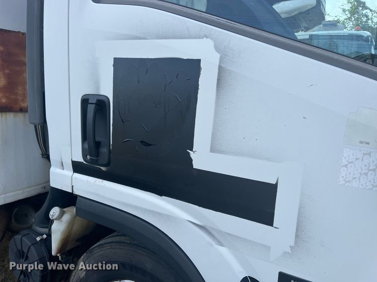 image for item DH8604 2013 Isuzu NRR  refrigerated truck