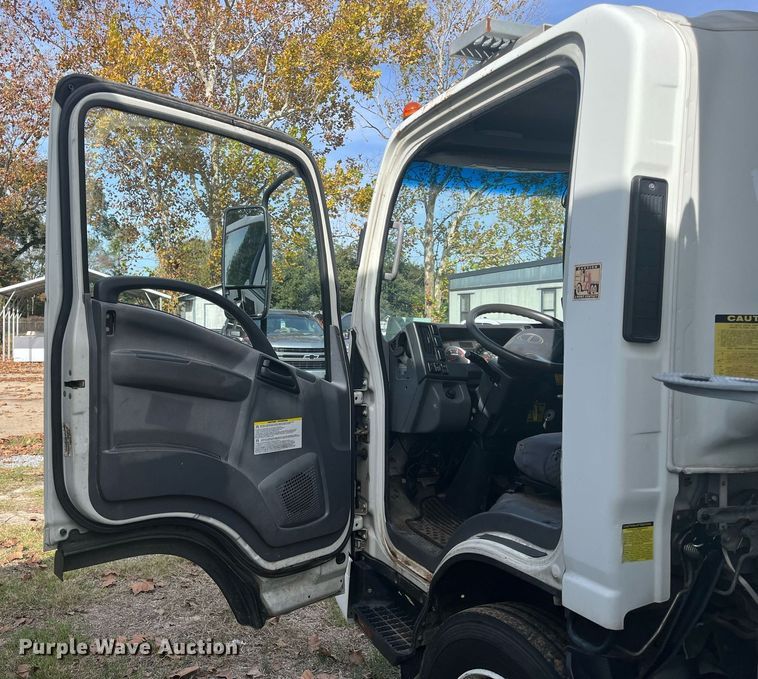 image for item DH8604 2013 Isuzu NRR  refrigerated truck