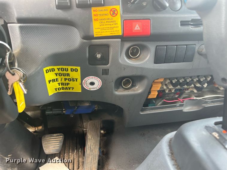 image for item DH8604 2013 Isuzu NRR  refrigerated truck