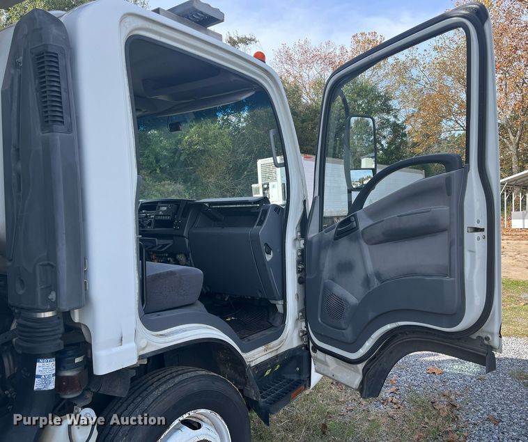 image for item DH8604 2013 Isuzu NRR  refrigerated truck