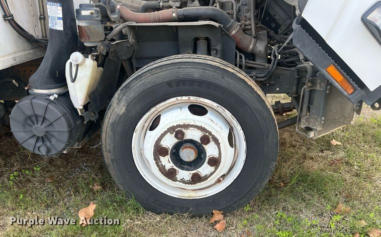 image for item DH8604 2013 Isuzu NRR  refrigerated truck