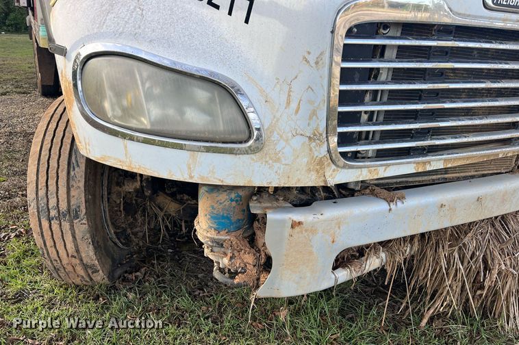 image for item DH8605 2010 Freightliner Business Class M2 106  refrigerated truck