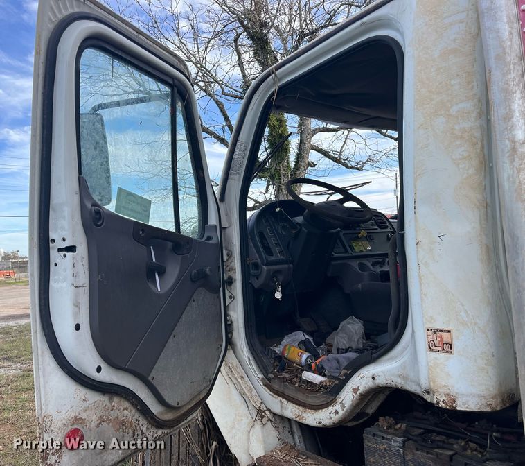 image for item DH8605 2010 Freightliner Business Class M2 106  refrigerated truck