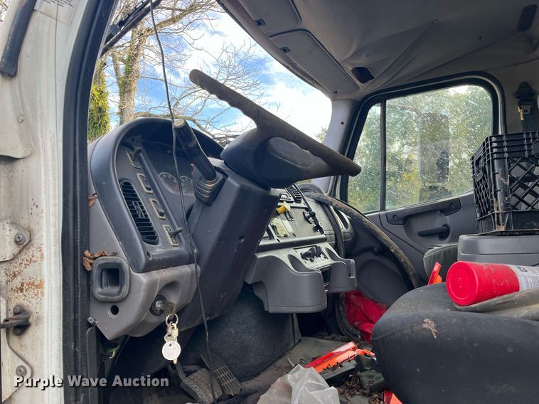 image for item DH8605 2010 Freightliner Business Class M2 106  refrigerated truck