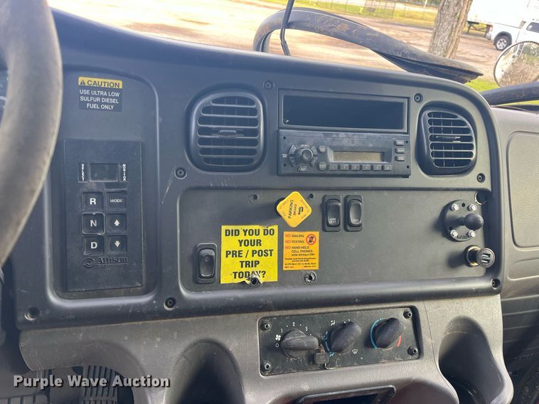 image for item DH8605 2010 Freightliner Business Class M2 106  refrigerated truck