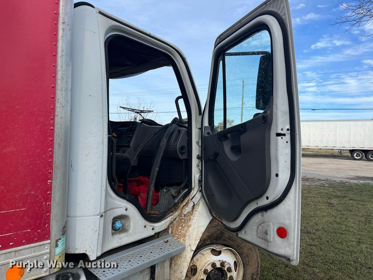 image for item DH8605 2010 Freightliner Business Class M2 106  refrigerated truck