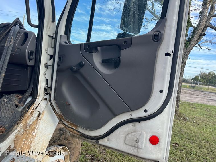 image for item DH8605 2010 Freightliner Business Class M2 106  refrigerated truck